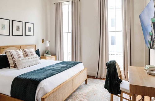 Faubourg Lafayette Hotel | The 1300 | Luxe 7BR Pool&Spa · Parade Block