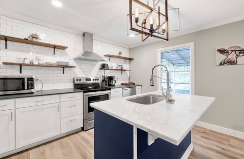 Crestline Heights House | The 86th Street Retreat | Patio/King Bed/Groups