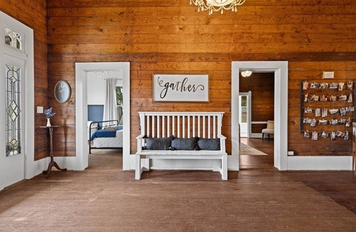 Gladewater House | The Anna Bell Suite at historic Jeter Farmhouse