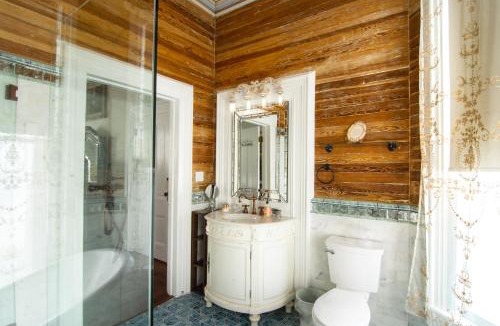 Historic Seaport Bed & Breakfast | The Artist House