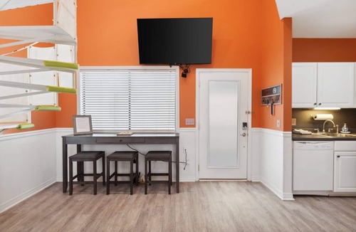 Holiday Beach Condo | The Beach & The Bum! 2- Min Walk to Sandy Beach!