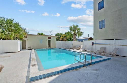 Holiday Beach Condo | The Beach & The Bum! 2- Min Walk to Sandy Beach!