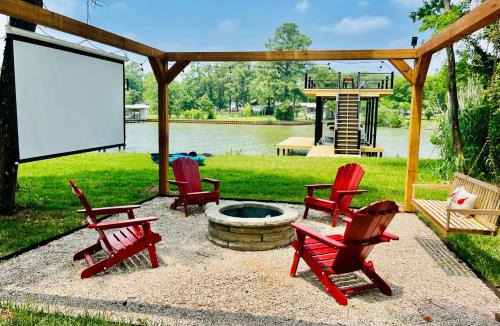 Gun Barrel City House | The Benjamin I - 2022 Built Luxury Retreat with Backyard Paradise with Hot Tub Outdoor Movie Screen Dock & Boat Rental