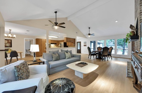 Grogan's Mill House | The best location near Woodlands Towncenter with Screened In Pool