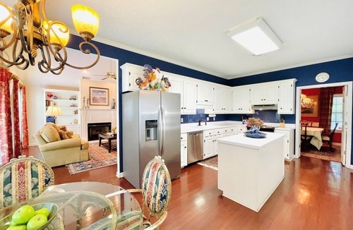 Oxford House | The Betty, 3BR Classic Home by Velvet Ditch Villas