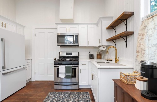Hannon Park Cottage | The Blue Oak Cottage - Pet Friendly!
