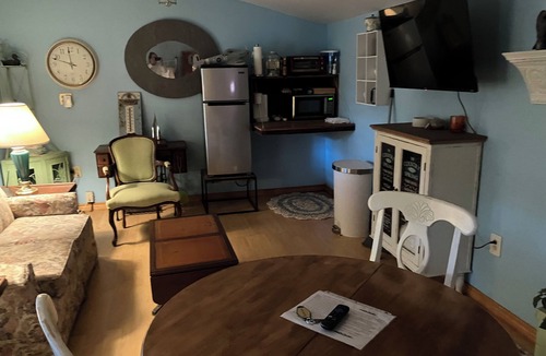 Tyler Cabin | The Boathouse, sleeps 3 in comfort, in the Piney Woods, close to town