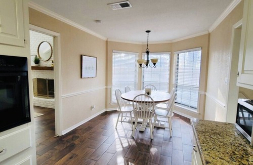 Tyler House | THE BRIAR Beautiful spacious home in quiet neighborhood. Close to dining and shopping! Broadway Ave.