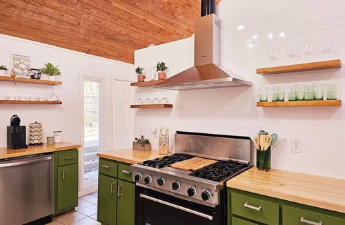 Starkville House | The Bulldog Backyard - Sleeps 16 - Game Day Fun - Close to Everything!