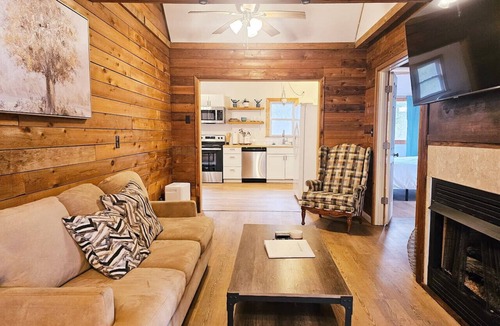 Starkville House | The Bulldog Backyard - Sleeps 16 - Game Day Fun - Close to Everything!