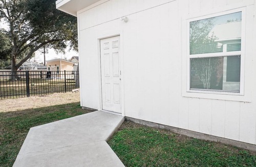Foley House | The Bungalow at Juniper Journey-Cozy, Perfect for 2 Close to OWA, Beaches