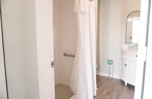 Foley House | The Bungalow at Juniper Journey-Cozy, Perfect for 2 Close to OWA, Beaches