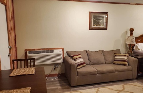 Carrabelle Apartment | The Captain's Quarters @ COLE'S LODGE