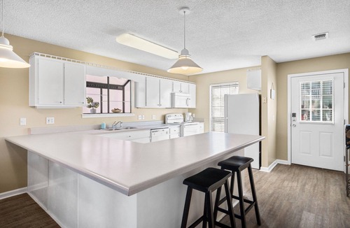 Summer Breeze House | The Caribbean Queen Beach House. Beach☆Pools☆Art☆Sleeps 8☆1,000 sq ft.