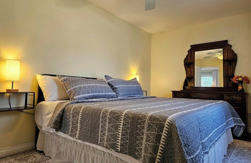 Fort Payne House | The Carriage House: Charming 1-bedroom guest house in Fort Payne
