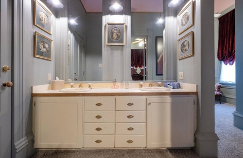 East of Broadway Hotel | The Chatelaine Suite