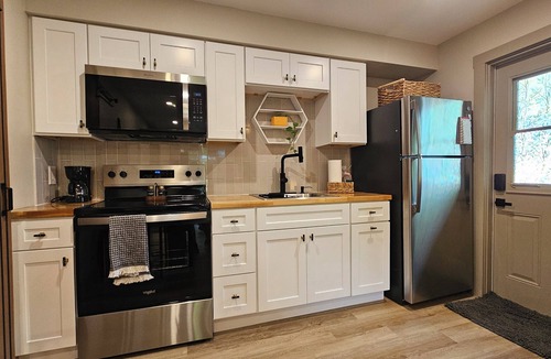 Royal Oak Golf Country Club Apartment | The Coastal Suite - Private Modern Retreat