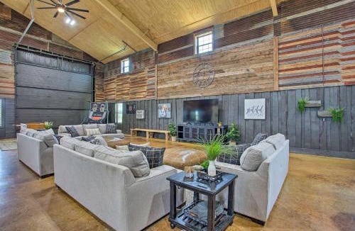 Calera House | 'The Copper Roost': Lake Texoma Escape w/Hot Tub