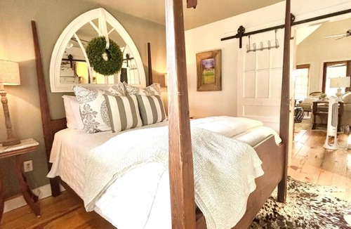 College Hill House | The Cottage, 2BR Farm Stay by Velvet Ditch Villas