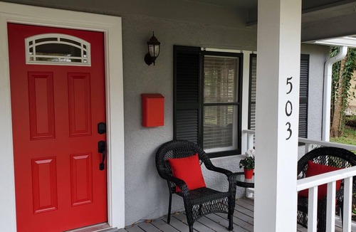 Georgetown Cottage | The Cottage @ Georgetown Square. 10% weekly discount; 30% monthly discount.