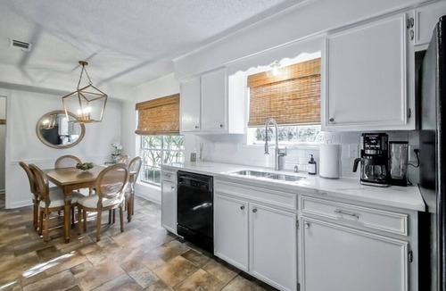 Highlands - Perkins House | The Coventry — A Family Retreat Near LSU 4BR/2BA w Game Room & Basketball Goal