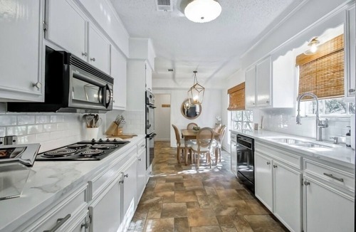 Highlands - Perkins House | The Coventry — A Family Retreat Near LSU 4BR/2BA w Game Room & Basketball Goal