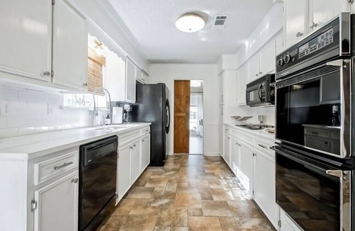 Highlands - Perkins House | The Coventry — A Family Retreat Near LSU 4BR/2BA w Game Room & Basketball Goal