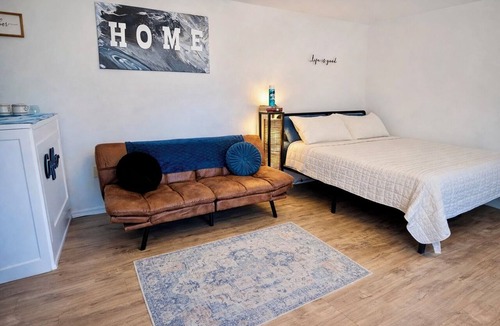 Salem Apartment | The Cozy King Studio #1