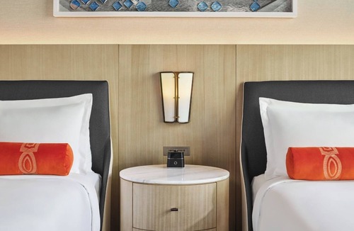 Fort Worth Cultural District Hotel | The Crescent Hotel | Deluxe Queen Queen| Near Kimbell Art Museum – 5 Mins