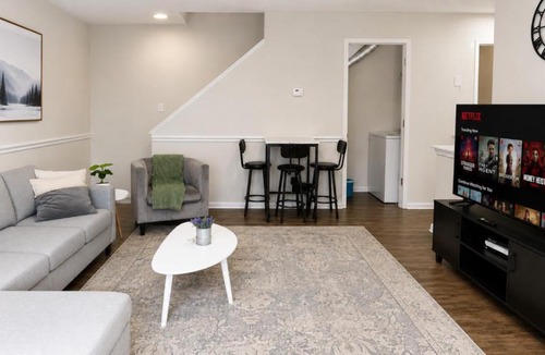 Shannon House | The Crestline Stay Hoover Townhome 2BR U4