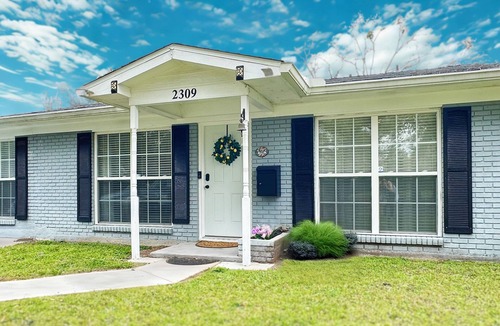 Gulfport House | The Driftwood Bungalow – Relax, Unwind, & Stroll to the Beach