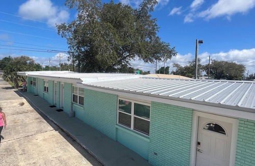 Parker Hotel | The East Bay Inn Room 1 - Cozy hotel in brilliant Panama City with AC, WiFi
