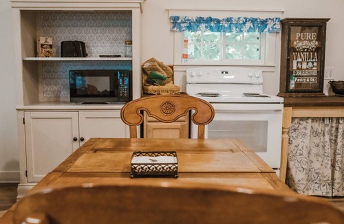 McMinnville Cabin | The Ewe's Nest - Farm Stay Near Hiking, Waterfalls, Kayaking & Caves