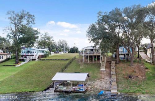 Thomas Drive House | The Fifth Promise - A Cozy Lakehouse Retreat