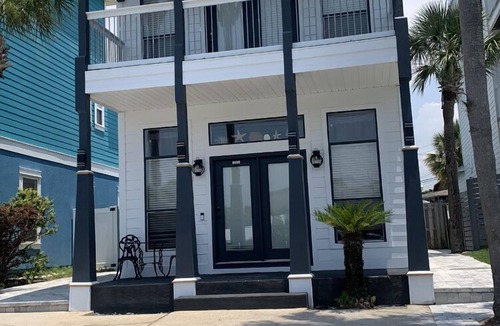 Kiska Beach House | “THE FISHES HOUSE” FRIENDLY FRIENDLY-CLOSE TO PIER PARK & FRANK BROWN PARK