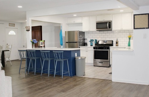 Sulphur House | The Fun House! with Master Suite and open common areas 4BR/2BA