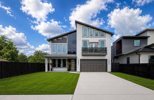 OST - South Union House | The Garden of Eden ● Designer Houston Stay with 12 Beds, Hot Tub, Game Room.