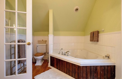 East of Broadway Hotel | The Garden Spa | King Suite | The Empress Hotel
