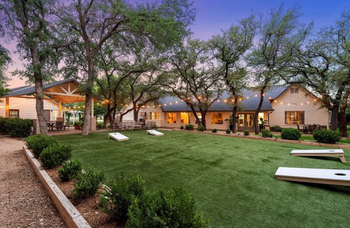Crawford House | The Gathering House: Fun outdoor nature vibes w pool 15 minutes to Waco, TX.