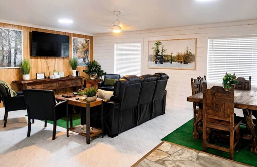 Karnack House | The Gator Den at Caddo Lake/Big Lake