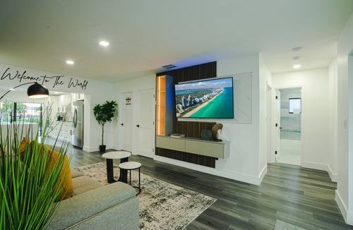 Tamiami House | The Grand World Mansion/9 Bedrooms/Game Room/Htd Pool/Pickleball/Mini Golf