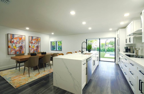 Tamiami House | The Grand World Mansion/9 Bedrooms/Game Room/Htd Pool/Pickleball/Mini Golf
