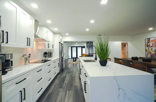 Tamiami House | The Grand World Mansion/9 Bedrooms/Game Room/Htd Pool/Pickleball/Mini Golf