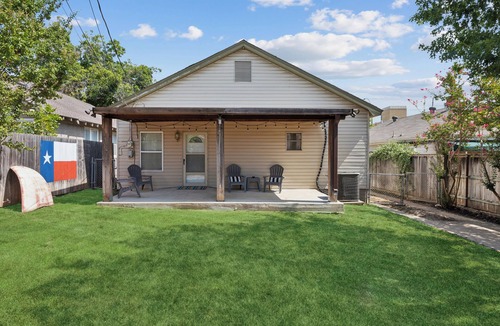 Fort Worth Cultural District House | The Groovy Casa, Walk to Dickies Arena & Will Rogers
