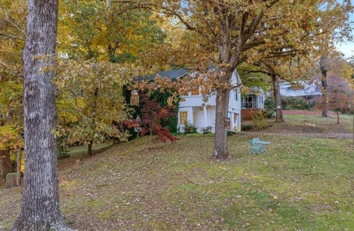 Fort Payne Cottage | The Groovy Getaway Loft.