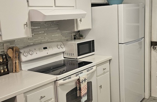 Port Charlotte House | The Happy Place! Hot tub! Life-size chess! 7min to Port Charlotte Beach!