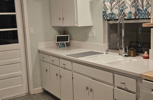 Port Charlotte House | The Happy Place! Hot tub! Life-size chess! 7min to Port Charlotte Beach!