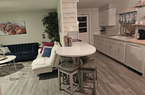 Port Charlotte House | The Happy Place! Hot tub! Life-size chess! 7min to Port Charlotte Beach!