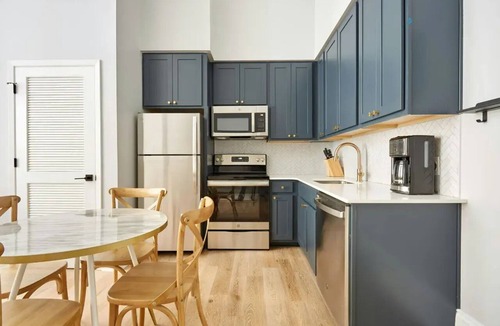Central Business District Apartment | The Harlequin by AvantStay