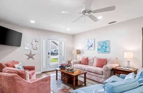 Bid-a-wee Beach House | The Hideaway | Bid-a-Wee Beach | 2 minute walk to Private Beach Access | Close to Frank Brown Park